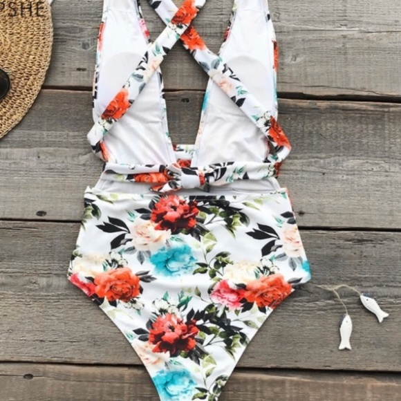 Cupshe Swimsuit - Picture 2 of 6